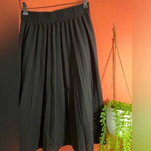 Black pleated skirt